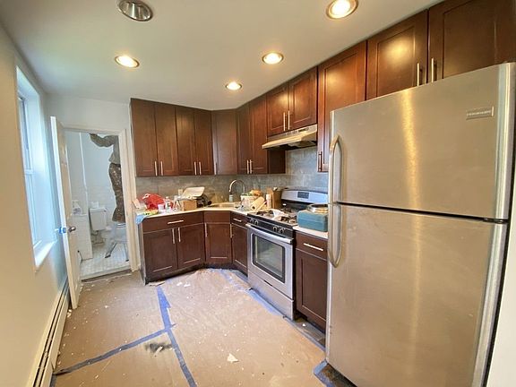 3rd image of 69 Conselyea St Penthouse B
