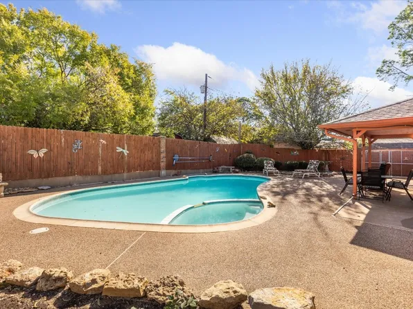 307 Mistletoe Ln, Keene, TX 76059