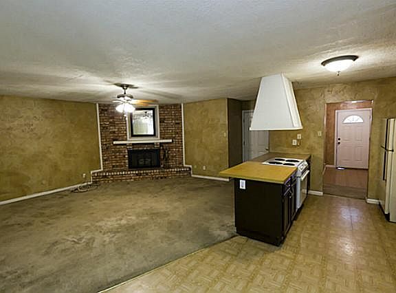 2nd image of 1008 Fort Worth St