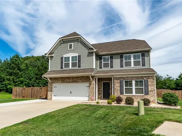 4133 Medina Ct, Pfafftown, NC 27040