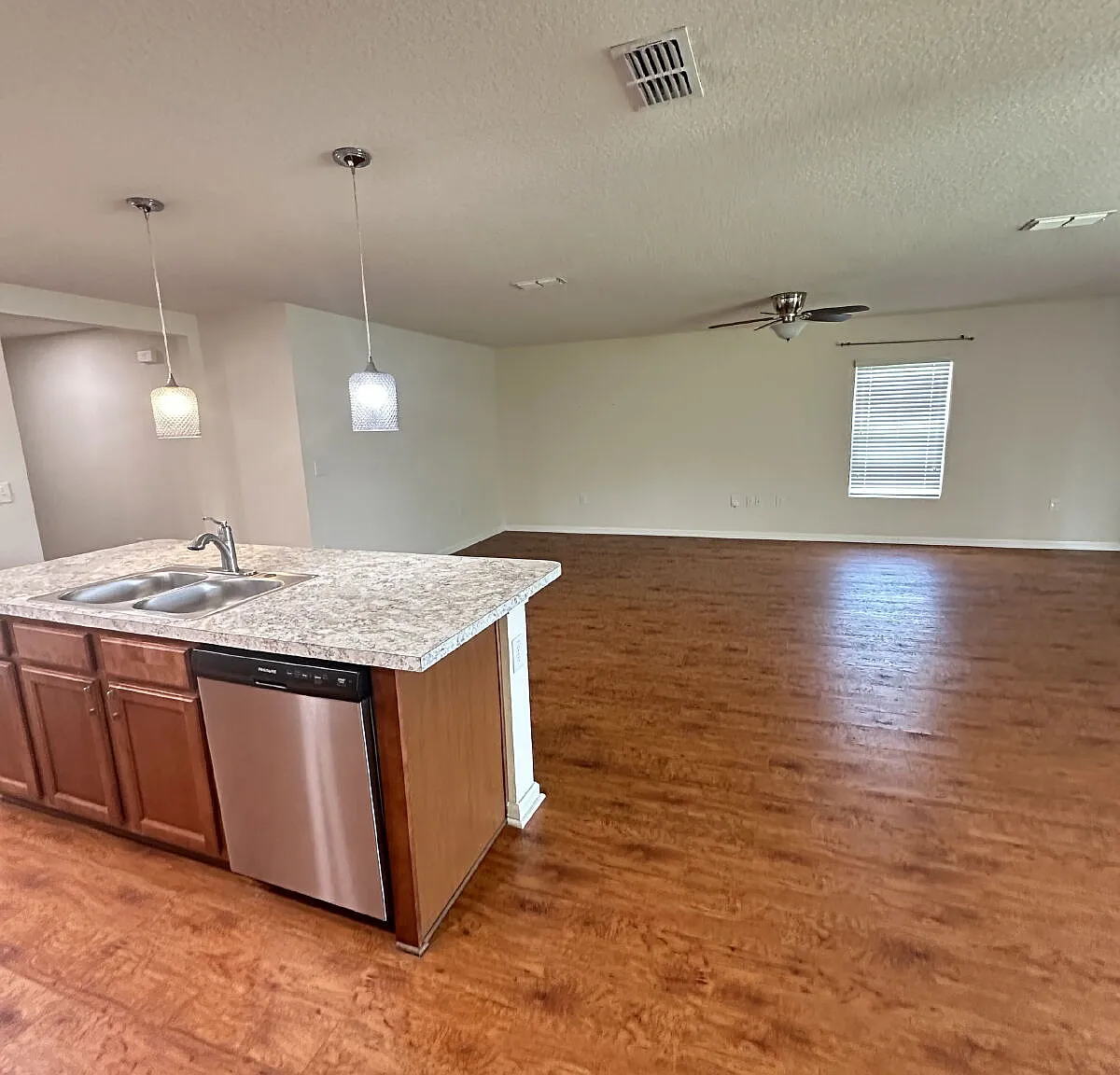 3 bed, 2.0 bath, 1714 sqft, $1,850 — Photo 3