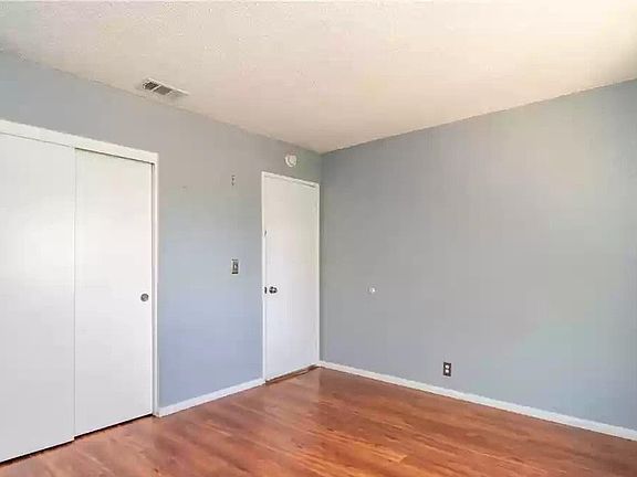 2nd image of 905 Yorkshire Dr