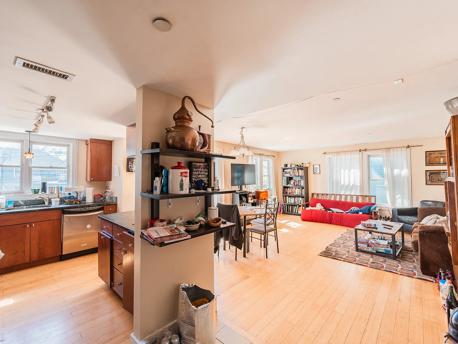 3 bed, 1200 sqft, $4,000 — Photo 2
