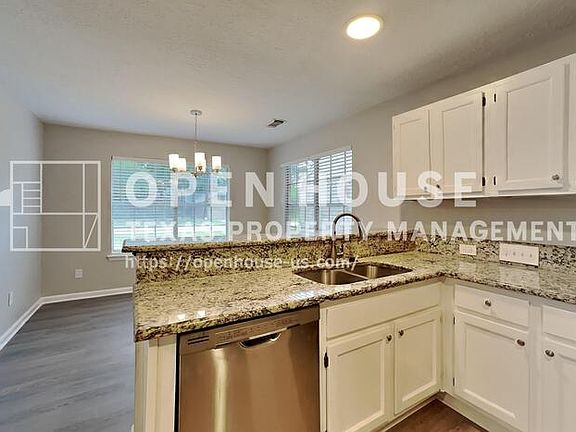 5th image of 64 Hickory Oak Dr