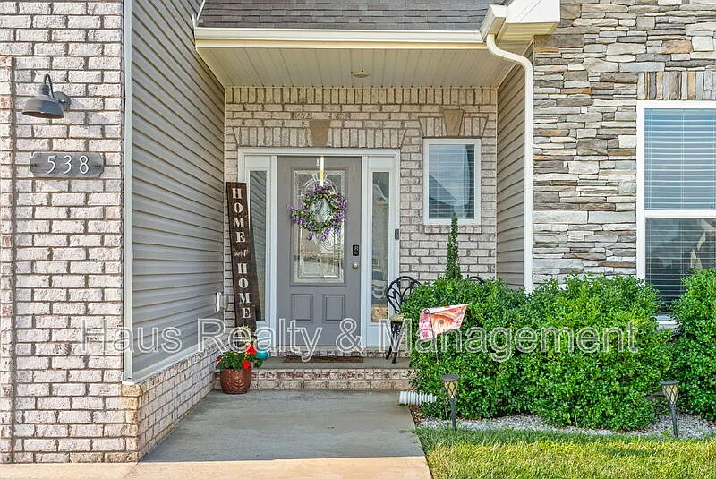 4 bed, 3.0 bath, 2450 sqft, $2,600 — Photo 2