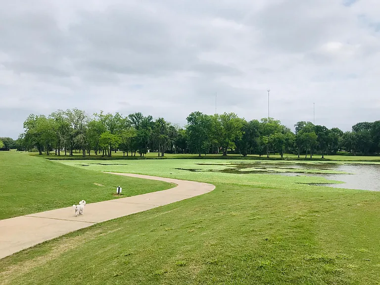 Neighbor hood golf course walk distance