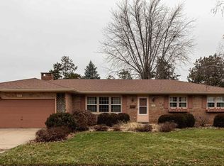 1607 Summit Dr, Pekin, IL