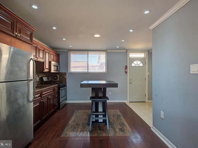 1119 W Master St — Photo 5