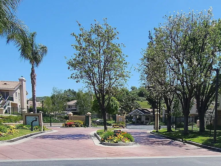 272 Augustine Way #B — Photo 2