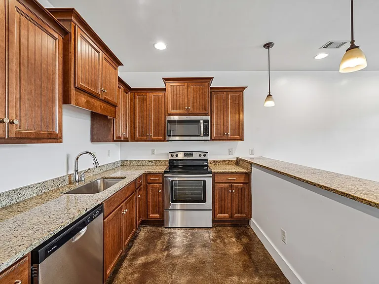 Beverly Townhomes — Photo 11