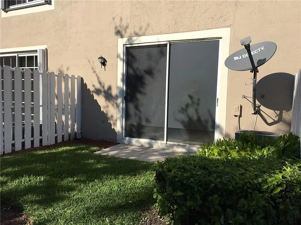 2 bed, 2.5 bath, 1296 sqft, $2,700 — Photo 3