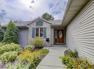 407 Nightingale Ln, Cottage Grove, WI 53527