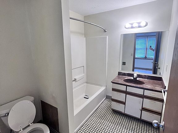 5th image of 1053 Cromwell Ave APT 302