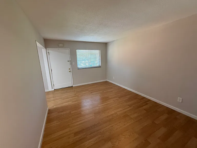 7201 Sarah St #9 — Photo 4
