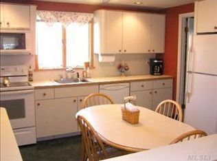 18 Meyer Ln, Medford, NY 11763