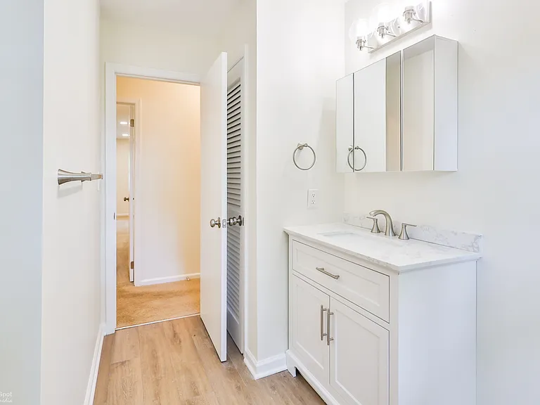 2066 Chester Rd #4 — Photo 11