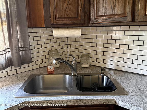 5th image of 11433 S Francis Rd