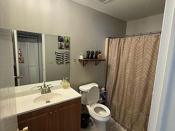 4th image of 415 Baker St
