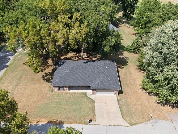 4th image of 701 Hickory Cir