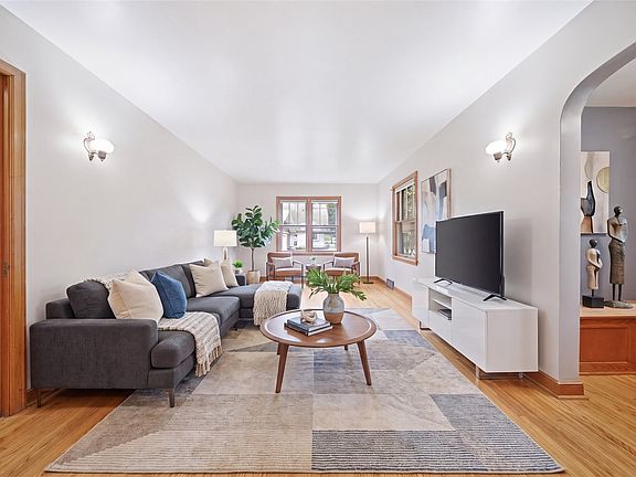 3rd image of 1014 5th Avenue E