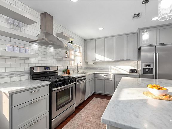 3rd image of 1110 W Oltorf St