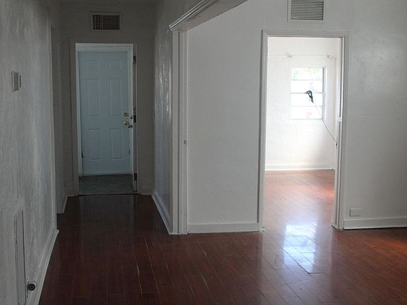 4th image of 1977 N Tamarind Ave