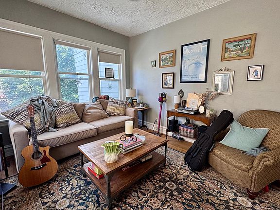 3rd image of 2113 N Humboldt Blvd #2R