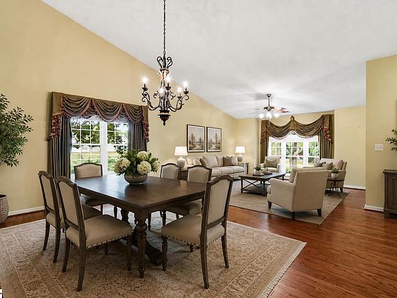 2nd image of 11 Cherry Cove Ln