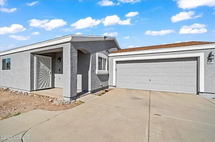 1670 W Bitter Orange St — Photo 2