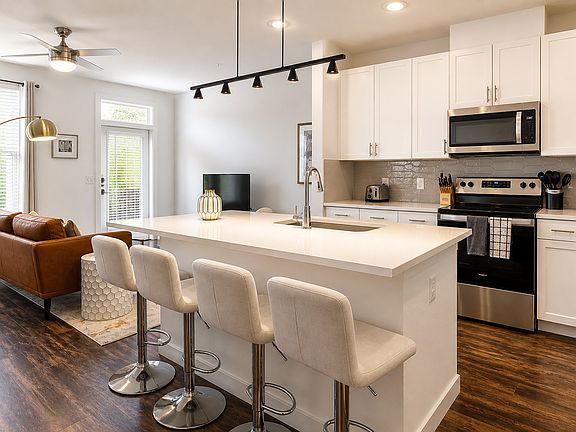 3rd image of 1002 Fort Worth Ave #2515