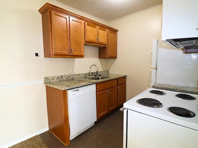 302 Oak Street — Photo 1