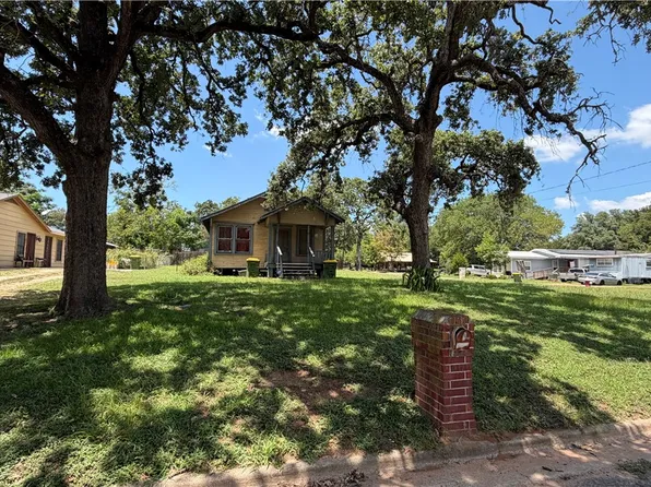 207 E Davis St, Hearne, TX 77859