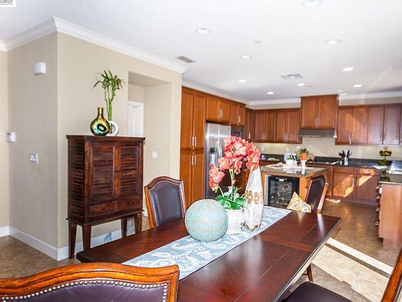 5th image of 506 W Esplanade Dr