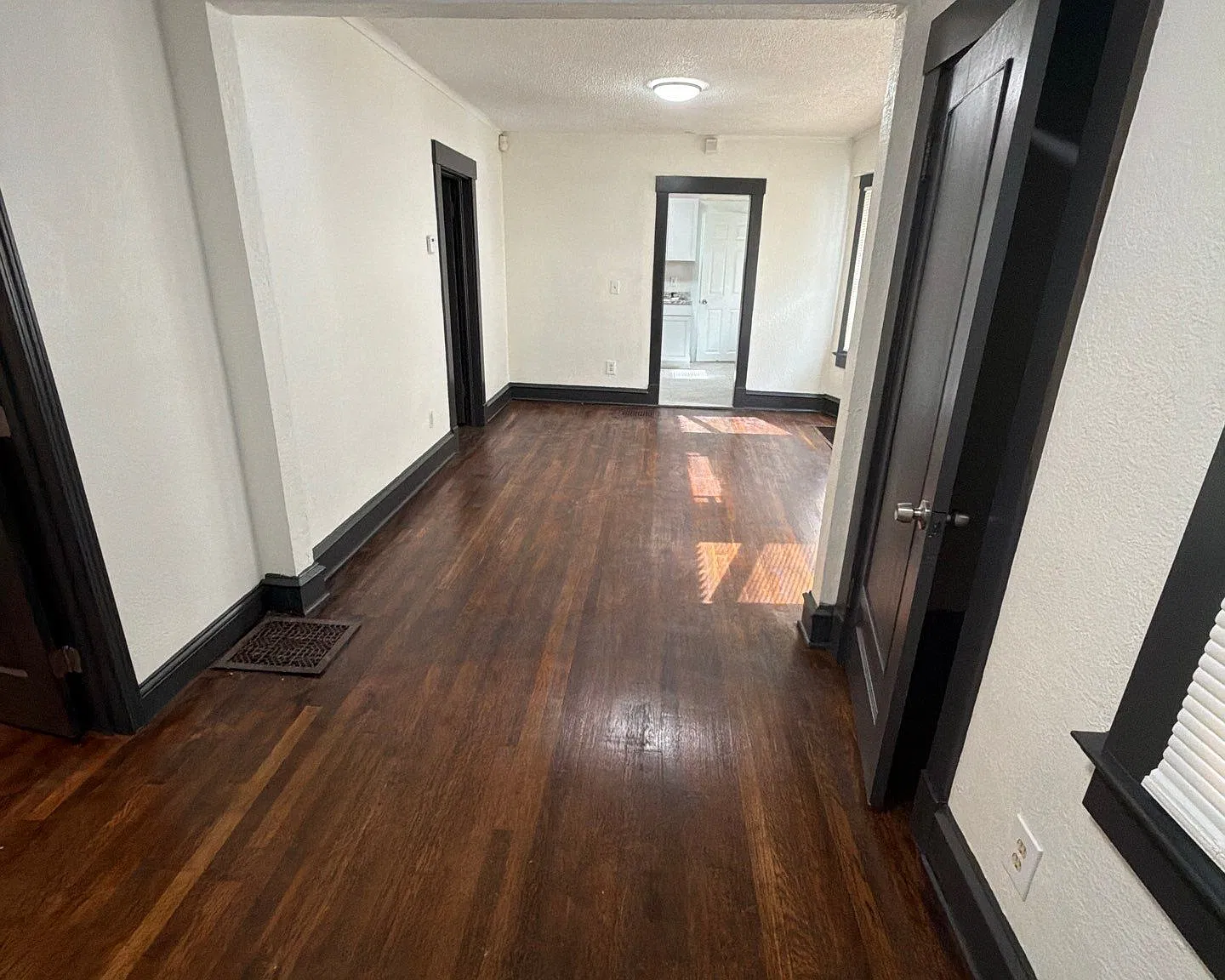 3 bed, 1.0 bath, 972 sqft, $1,350 — Photo 2