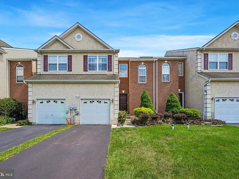 390 Auburn Ct — Photo 1
