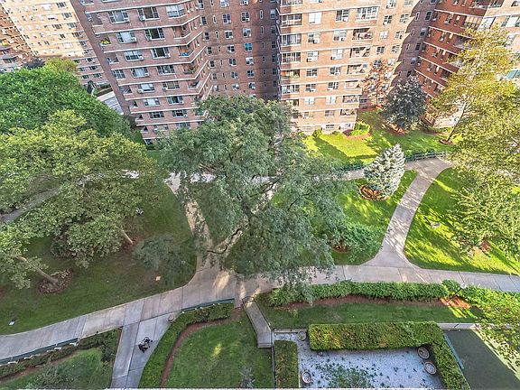 4th image of 577 Grand St APT F804
