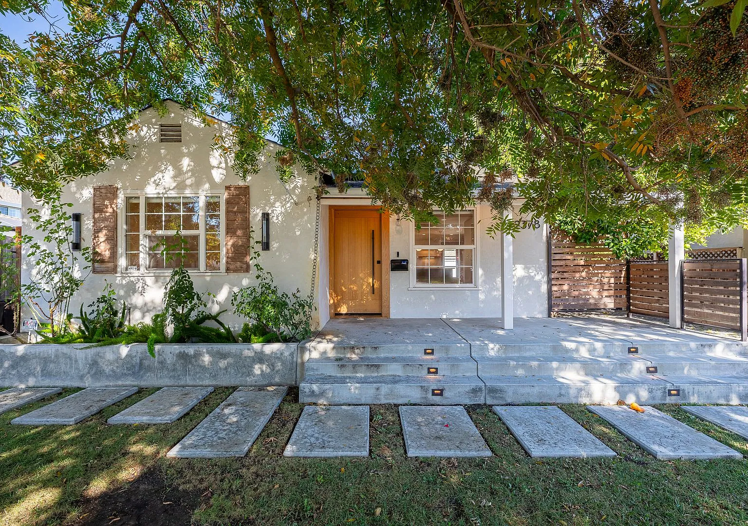 Modern 3-Bedroom Home with Private Gated Property & Beautiful Outdoor Living — Photo 2