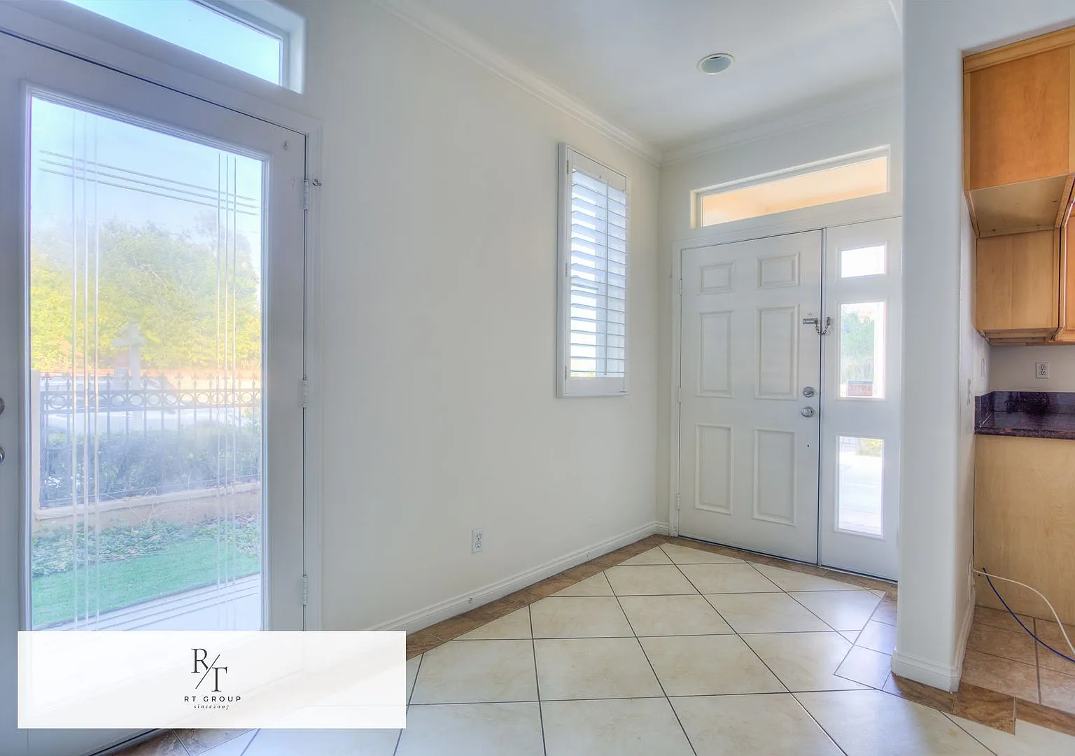 Beautiful 4 Bedroom Home with 3-Car Attached Garage — Photo 2