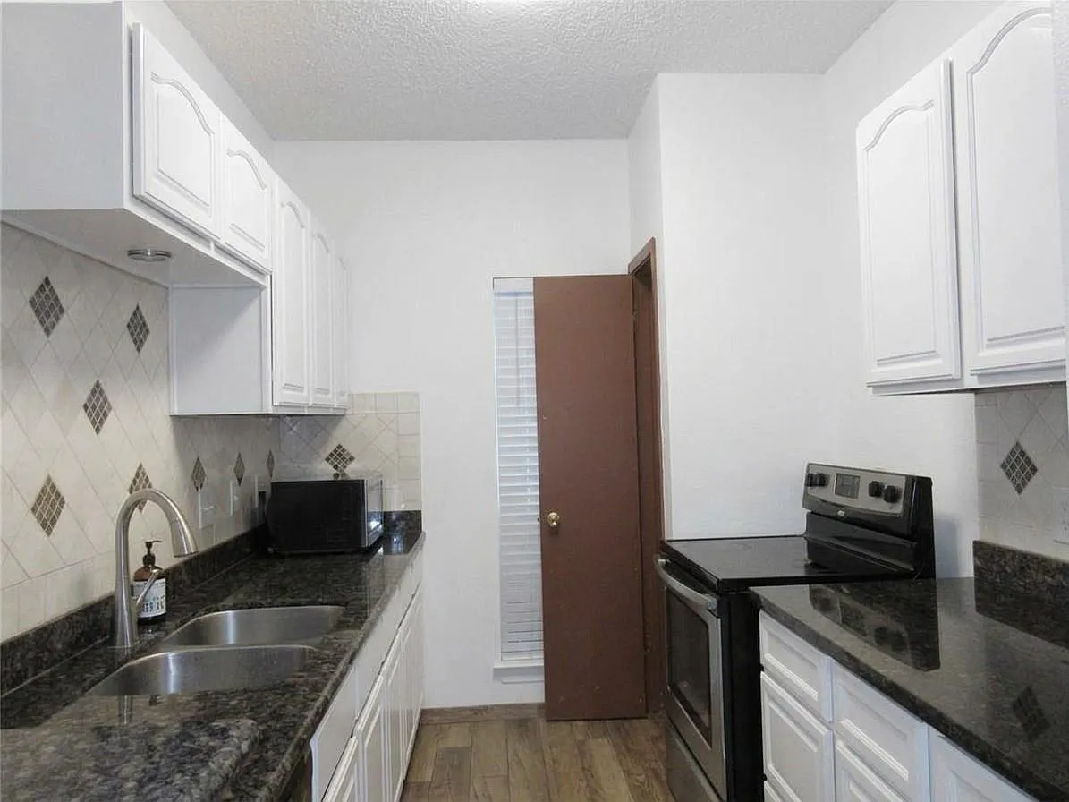 2 bed, 2.0 bath, 1028 sqft, $1,700 — Photo 4