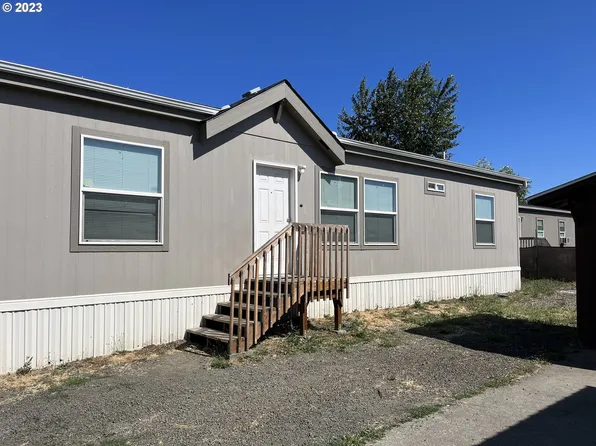 205 Berry Loop Ln, Roseburg, OR 97471
