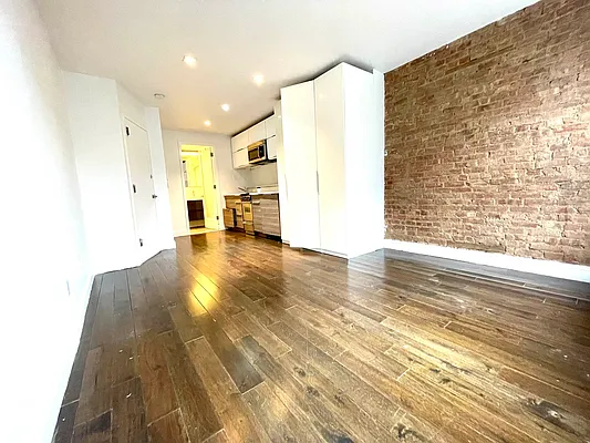 Rented by Evergreen Realty & Investments | media 17