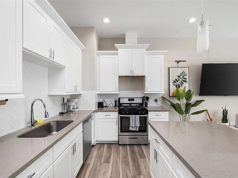 240 Julia St #B — Photo 10