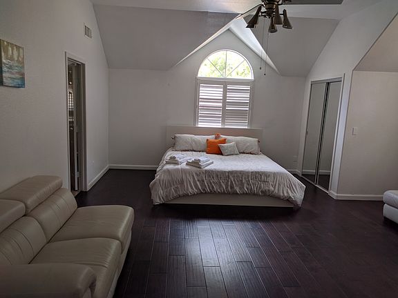 5th image of 370 Country Club Ln