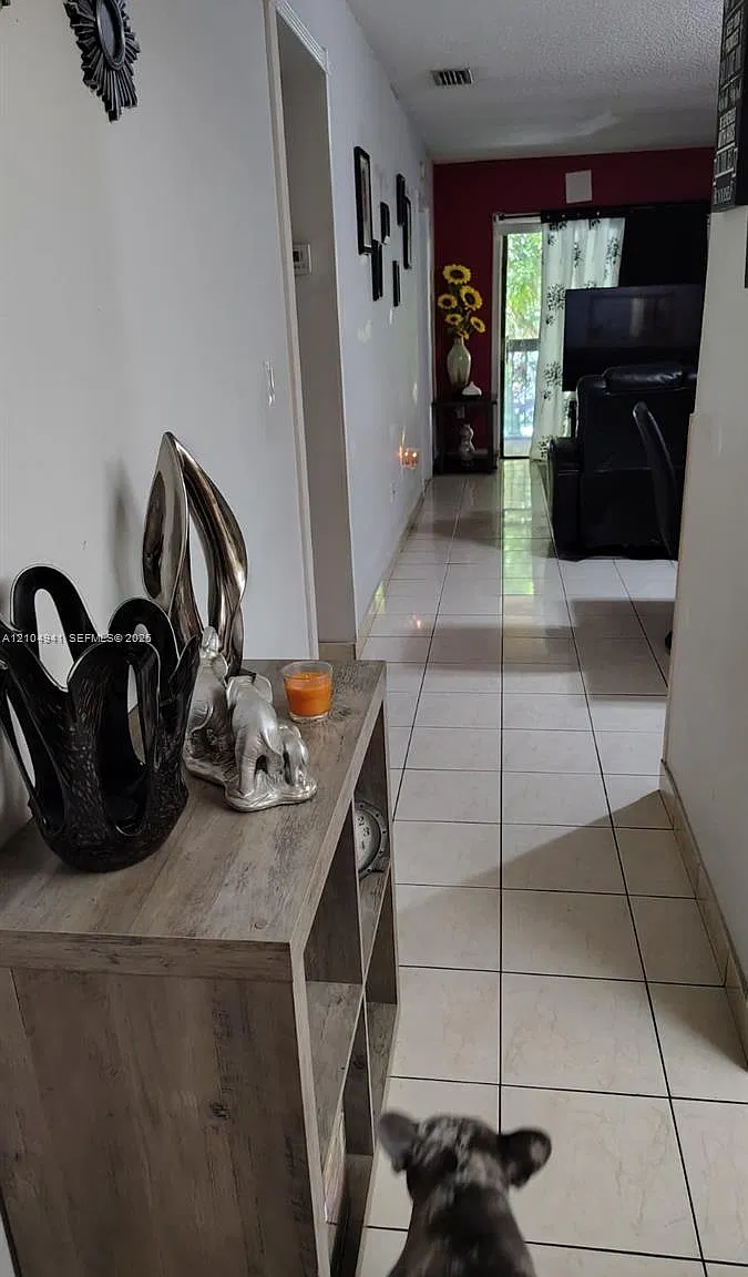 Flamingo Condo — Photo 3