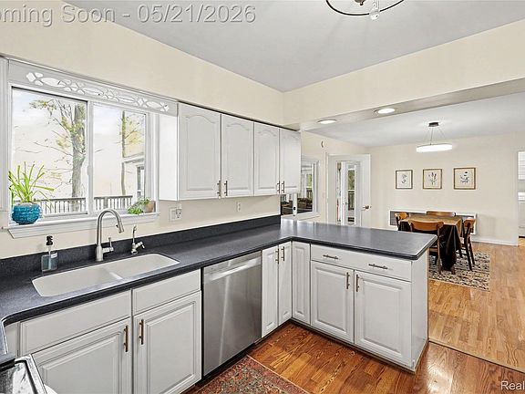 5th image of 406 Fairwood Rd