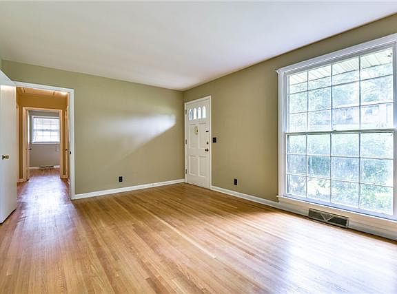 3rd image of 525 Glengarry Dr