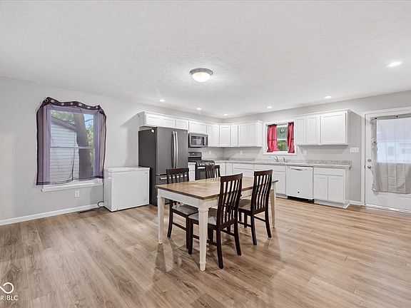 4th image of 823 Center St