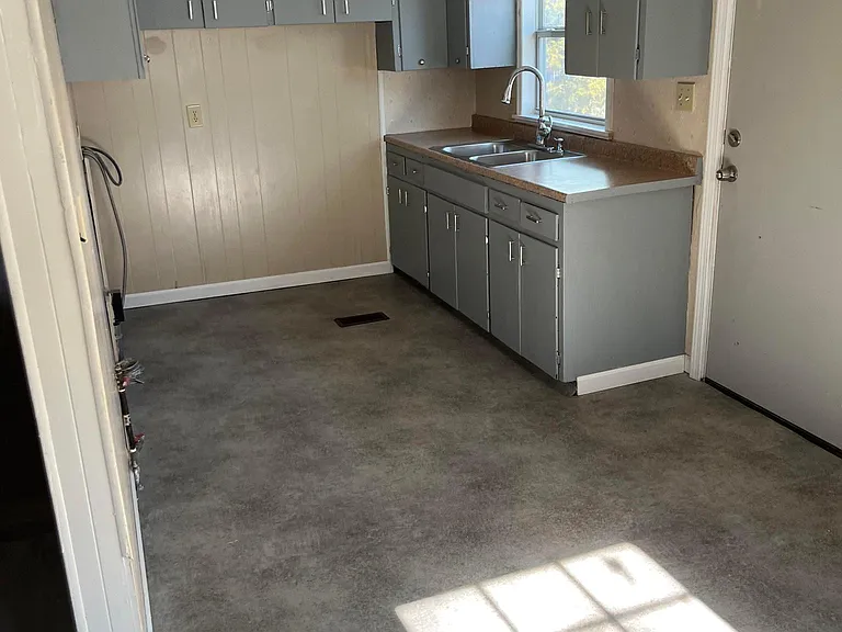 13 N Lakeview — Photo 2