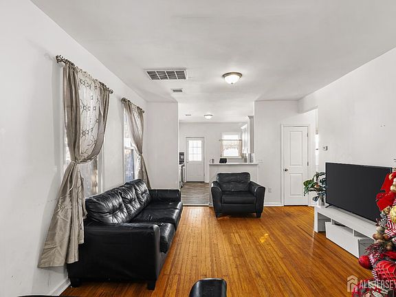 5th image of 370 4th St