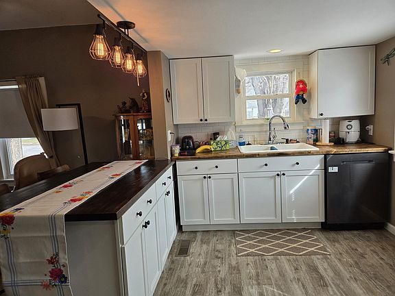 4th image of 403 3rd St SE